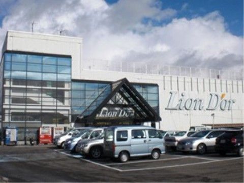 マゴコロホーム白根の周辺環境。ちょっとしたものが買いたいときにも、すぐ近くにお店があり便利です。