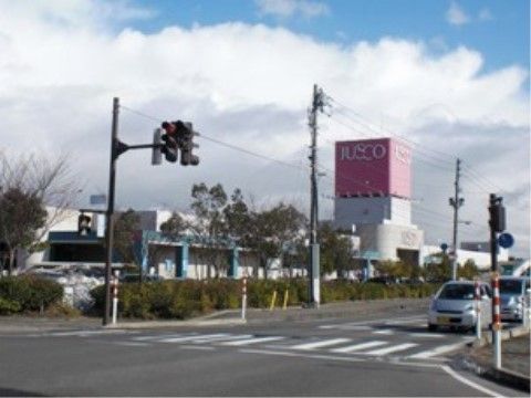 マゴコロホーム白根の周辺環境。訪れたご家族がちょっとお見舞いの品を購入するのにも便利なスーパー。