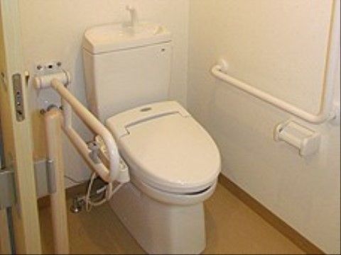 マゴコロホーム白根のトイレ。居室内に設けられた個人専用のトイレとなっております。ナースコールもついております。