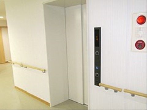 マゴコロホーム白根のエレベーター。車いすでのご利用も楽に出来る大きなエレベーターを備えております。