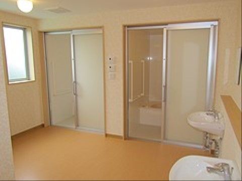 マゴコロホーム白根の脱衣所。明るく広々とした脱衣所では、車いすのままお使いいただけるバリアフリー設計となっております。
