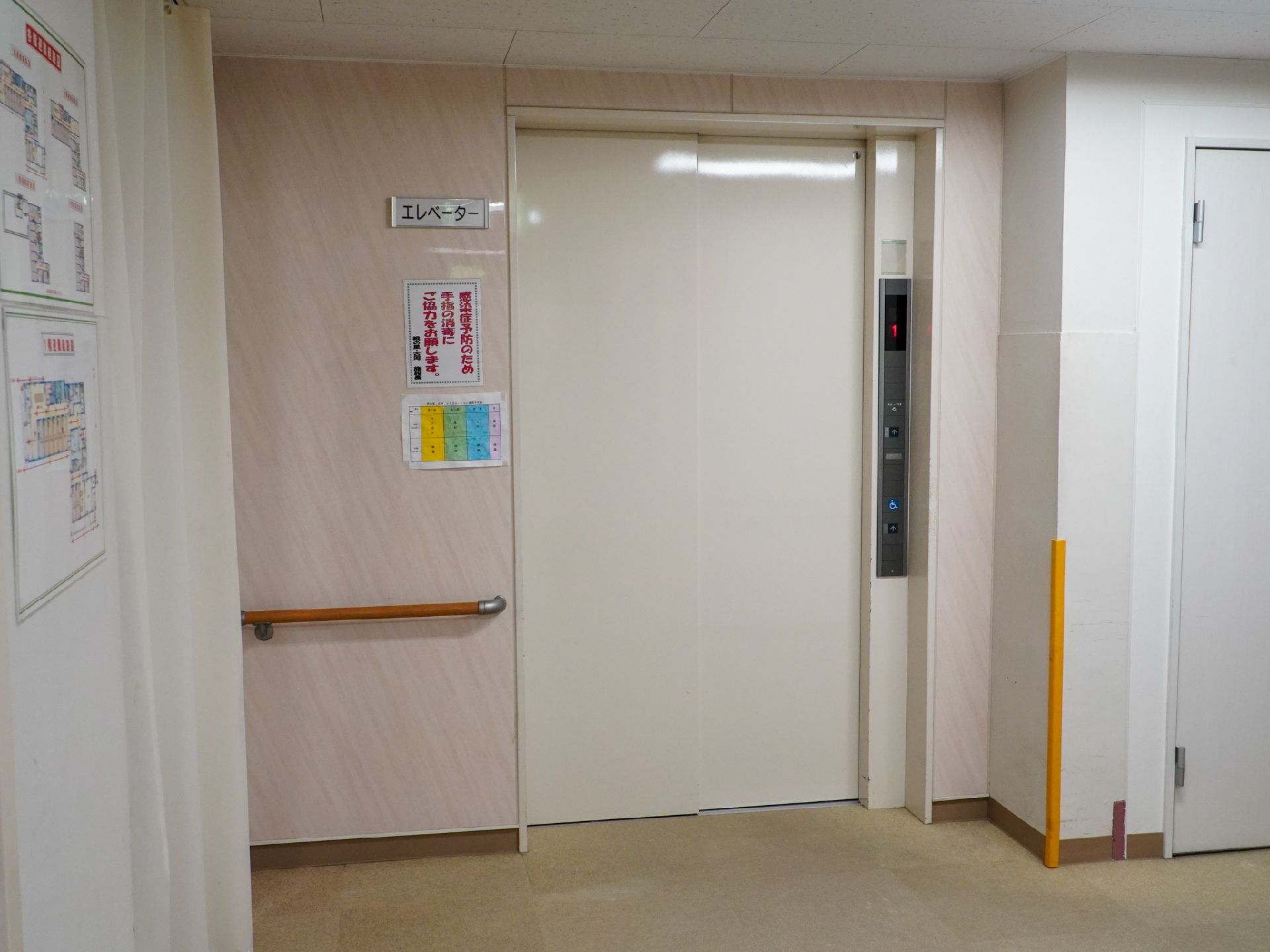 車椅子の方が出入りしやすいように幅が広く設計されたエレベーター