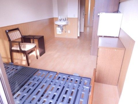 「スマイルコート茨木紫明園」の居室。介護ベッドは設置され、入居者様の足下の届きやすい高さにできる。