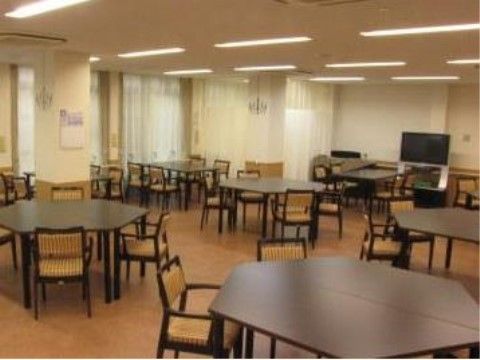 「スマイルコート茨木紫明園」のコミュニティリビング。歓談できるシンプルなリビングである。