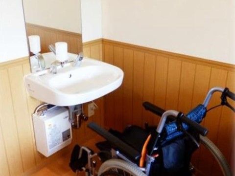 「スマイルコート茨木紫明園」の洗面台。洗面台を設置されており、足下の接触防止の為に、フットレス構造を施している。
