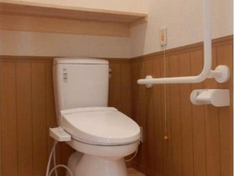 「スマイルコート茨木紫明園」のトイレ。ウォシュレットが付いており、多機能型のトイレになっている。