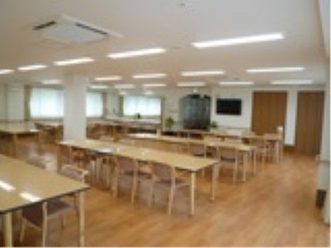 「スマイルコート茨木豊川南」のコミュニティリビング。テレビの観賞しながら、世間話ができるコミュニティリビングを設けている。