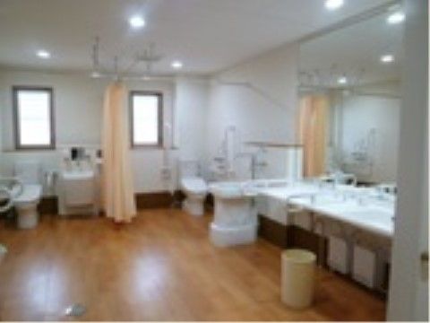 「スマイルコート茨木豊川南」のトイレ洗面台。様々の観点から見て、誰もが使いやすいトイレと洗面台を設置している。