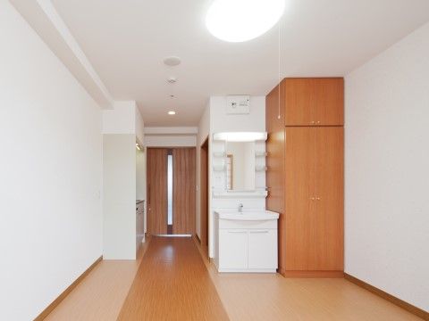 「クオーレ三光」の居室。洗面台、キッチン、浴室、キッチン等は、予め付いており、その他の家具は、好みい応じて置くことができる。