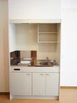 「クオーレ三光」のミニキッチン。居室で、ティータイムをした場合、湯沸かしができるIHコンロを設置している。