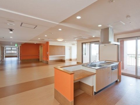 「クオーレ三光」のスタッフキッチンスペース。入居者様とスタッフで一緒に作ったりできるシステムキッチンがある。