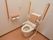 居室のトイレは車椅子対応である。跳ね上げ式の手すりや背当てが付いているほか、壁にはナースコールが設置してある。
