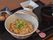 丼物と汁物、副菜が二品のメニューが黒いトレーに載っている。丼や汁椀は、冷めないように蓋も付いている。