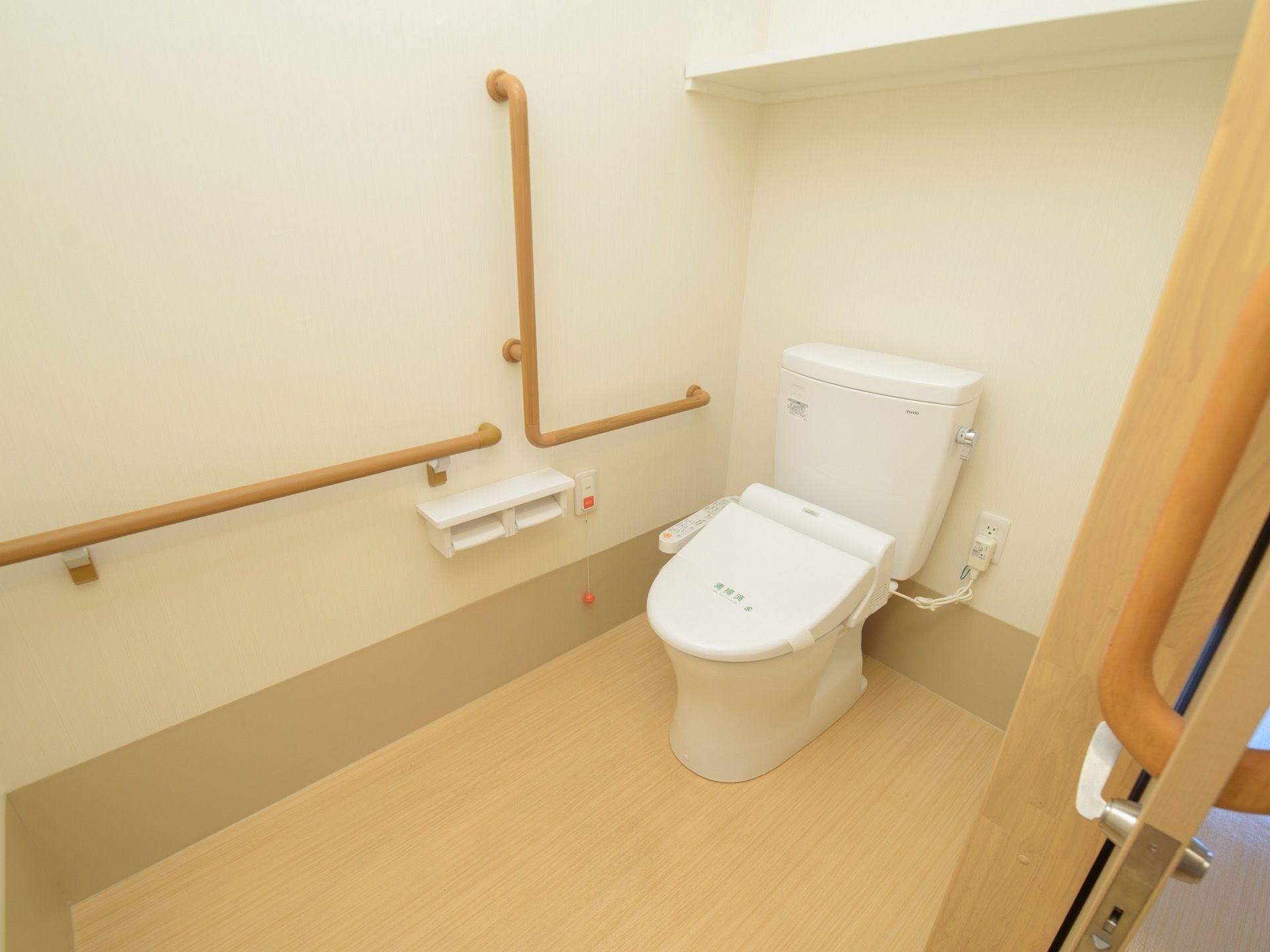 洗浄機能付きの暖房便座トイレがあり、壁には手すりとナースコールが設置してある。ドアは引き戸式である。