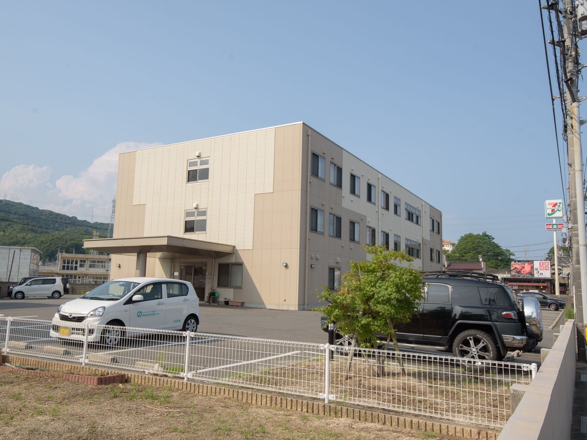 ３階建ての建物で、敷地内に駐車場を完備している。近所にコンビニエンスストアがあり、裏手には山がある。