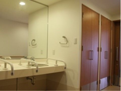 いきいきグループホーム杉本の洗面所。車いすでの御利用も安心して行っていただけるバリアフリー設計です。