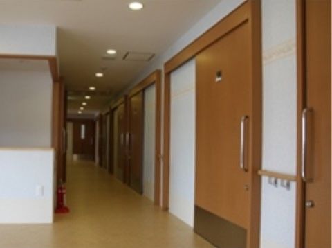 いきいきグループホーム杉本の廊下。明るく見通しの良い廊下では、夜間お一人でのご通行も安心して行えます。