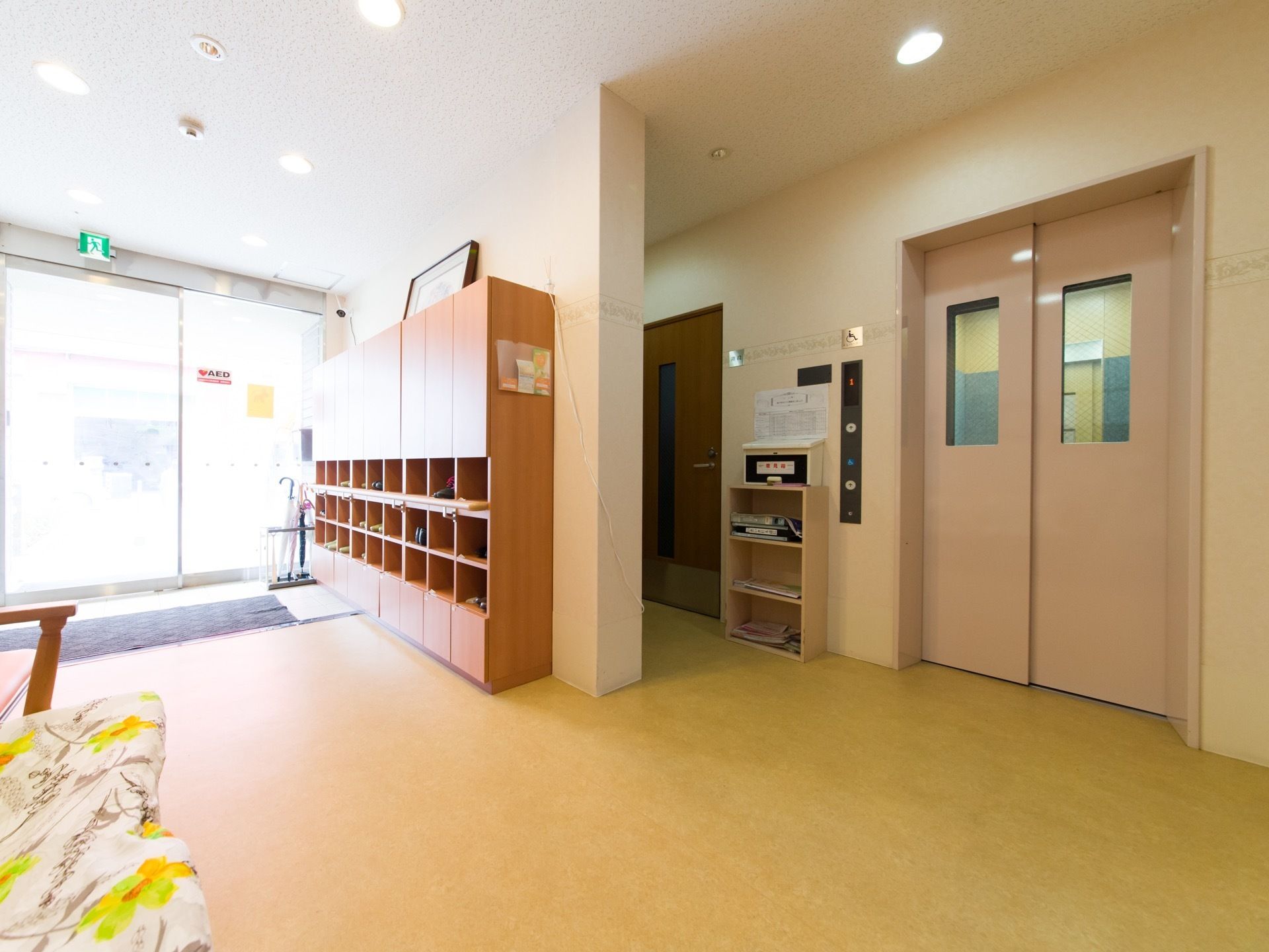 明るく広いエントランスには、下駄箱やエレベーター、階段が完備されているので便利である。また、バリアフリー構造で安全である。