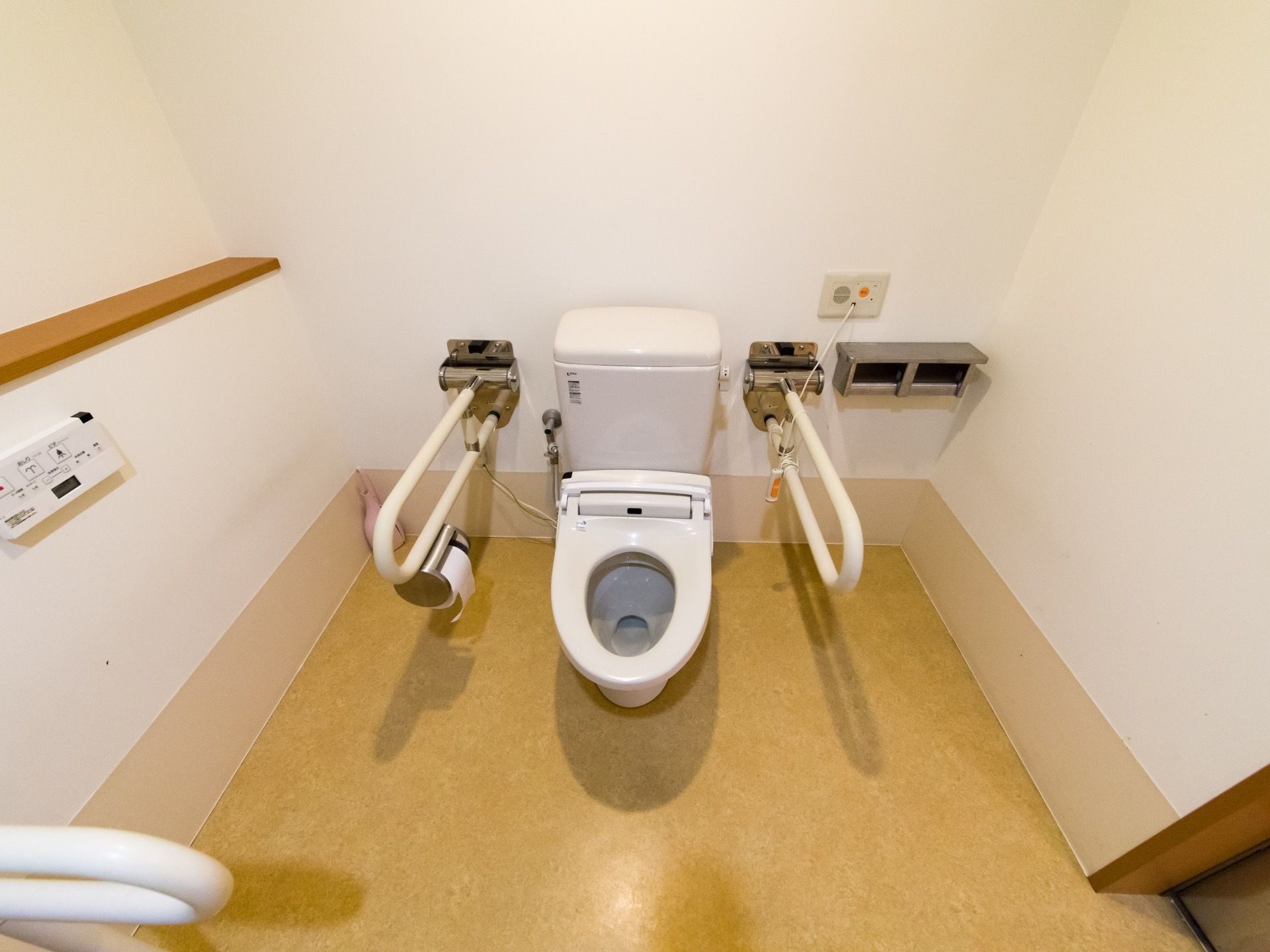 トイレは温水洗浄便座である。便器の両側には立ち上がったり座ったりする時のサポート役になる握りやすい取っ手が付いている。