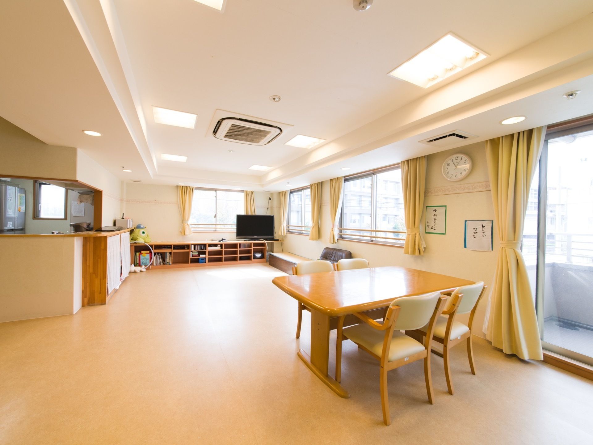 広々とした明るい空間には、大型液晶テレビやダイニングテーブル、ソファ、雑誌などがあり自由にくつろげるようになっている。