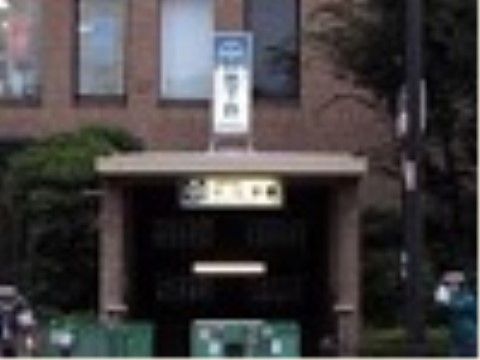 最寄りの駅が近くにあり、歩いて行ける距離である。施設への交通のアクセスが便利で、ご家族の方も楽に来ることができる。