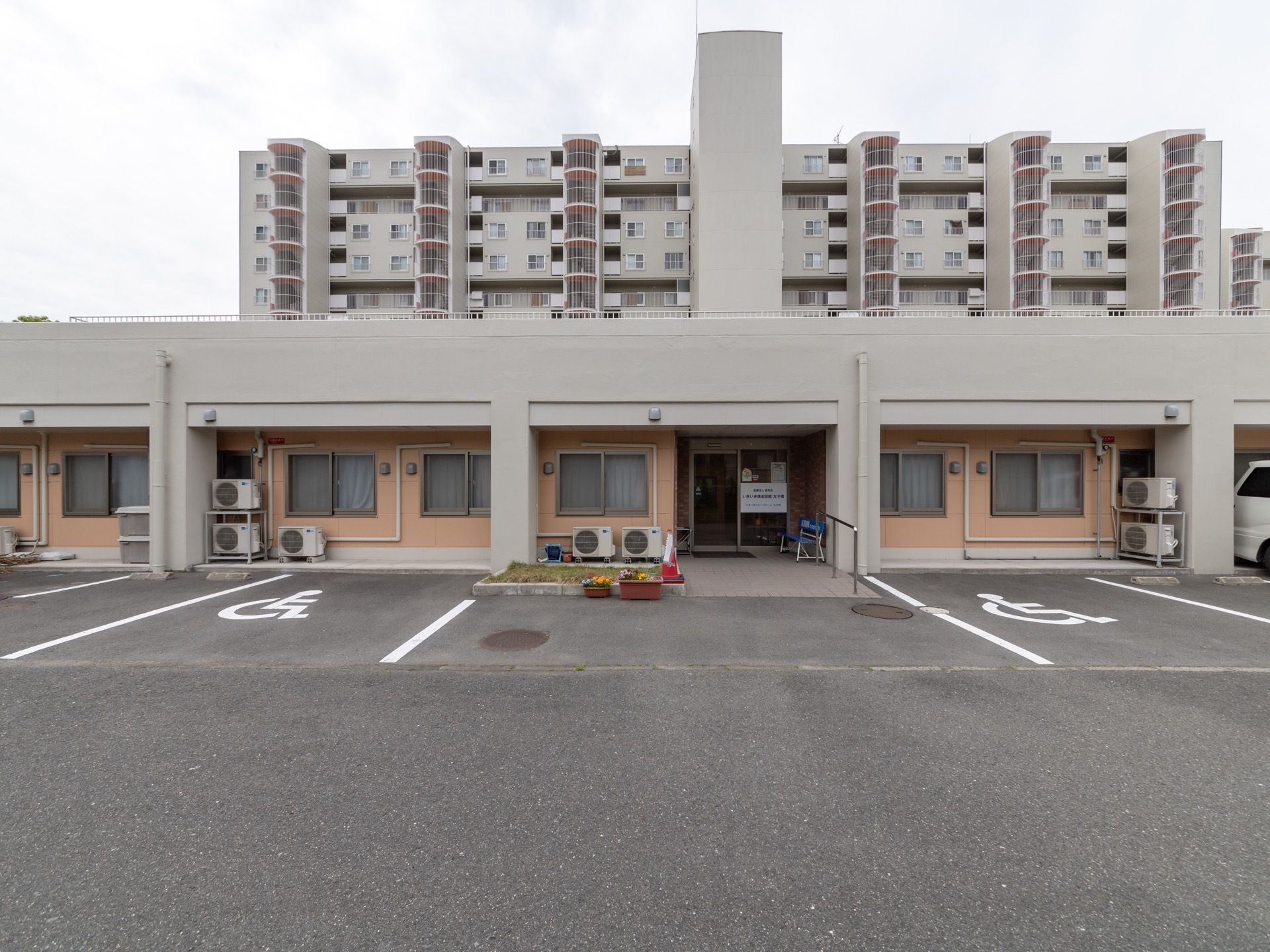 正面玄関には広い駐車場がある。玄関には段差がないため、車椅子をご利用の方でも安心して出入りすることができる。