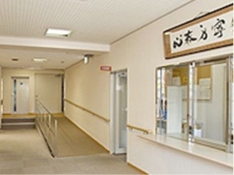 玄関と廊下には段差があり、スロープと階段が設置されている。スロープのある壁には手すりも設置され、歩きやすい。
