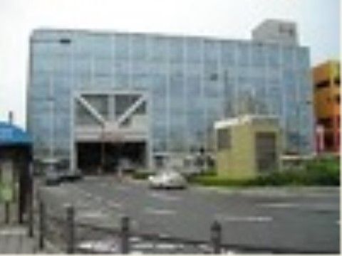 最寄り駅から徒歩圏内にあり、たくさんの商業施設や大きな公園などに囲まれた、暮らしやすい街に立地している。