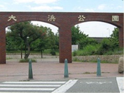 施設の裏にはカフェもある大きな公園が広がる。公園の向こうにある海からは潮の香りがする風が吹いている。