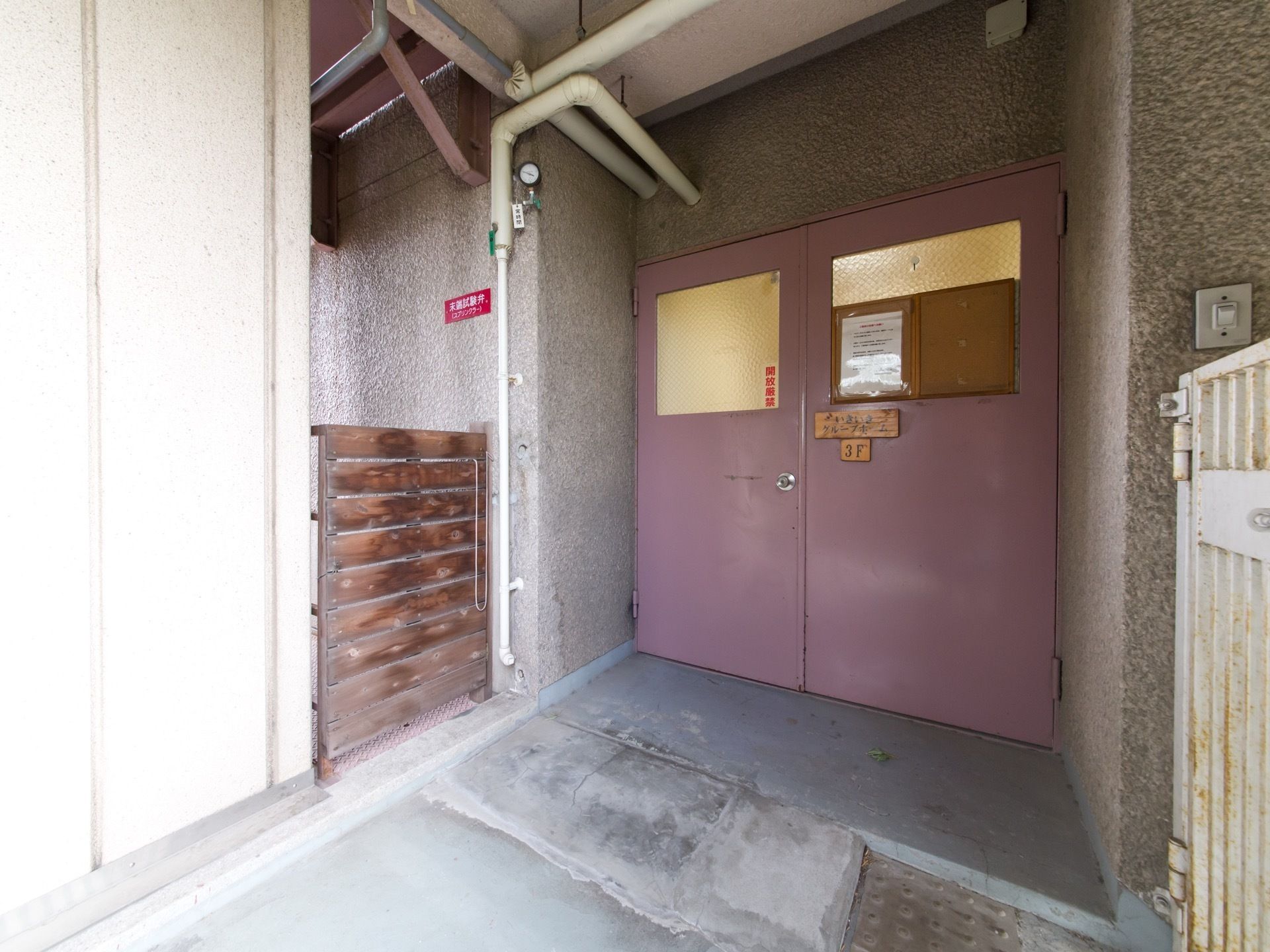 非常時にも使うエレベーターと階段がある場所は、安全面から入居者様が出入りしないように扉を締めて開放厳禁にし安全対策をしている。