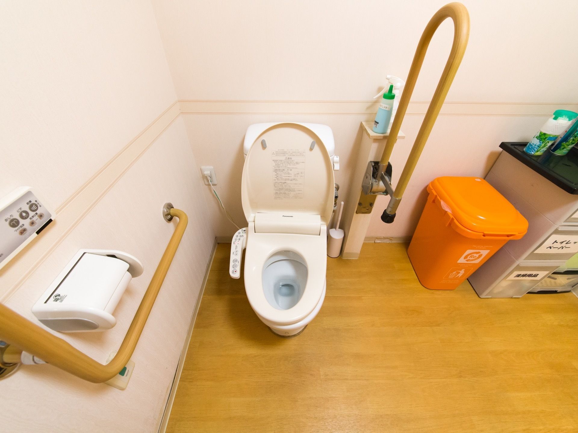 施設のトイレは、温水洗浄機能付き便座を使用し周囲に手すりを設置。床はバリアフリーのフローリングなので、車椅子でも便座の脇まで乗り入れ可能。