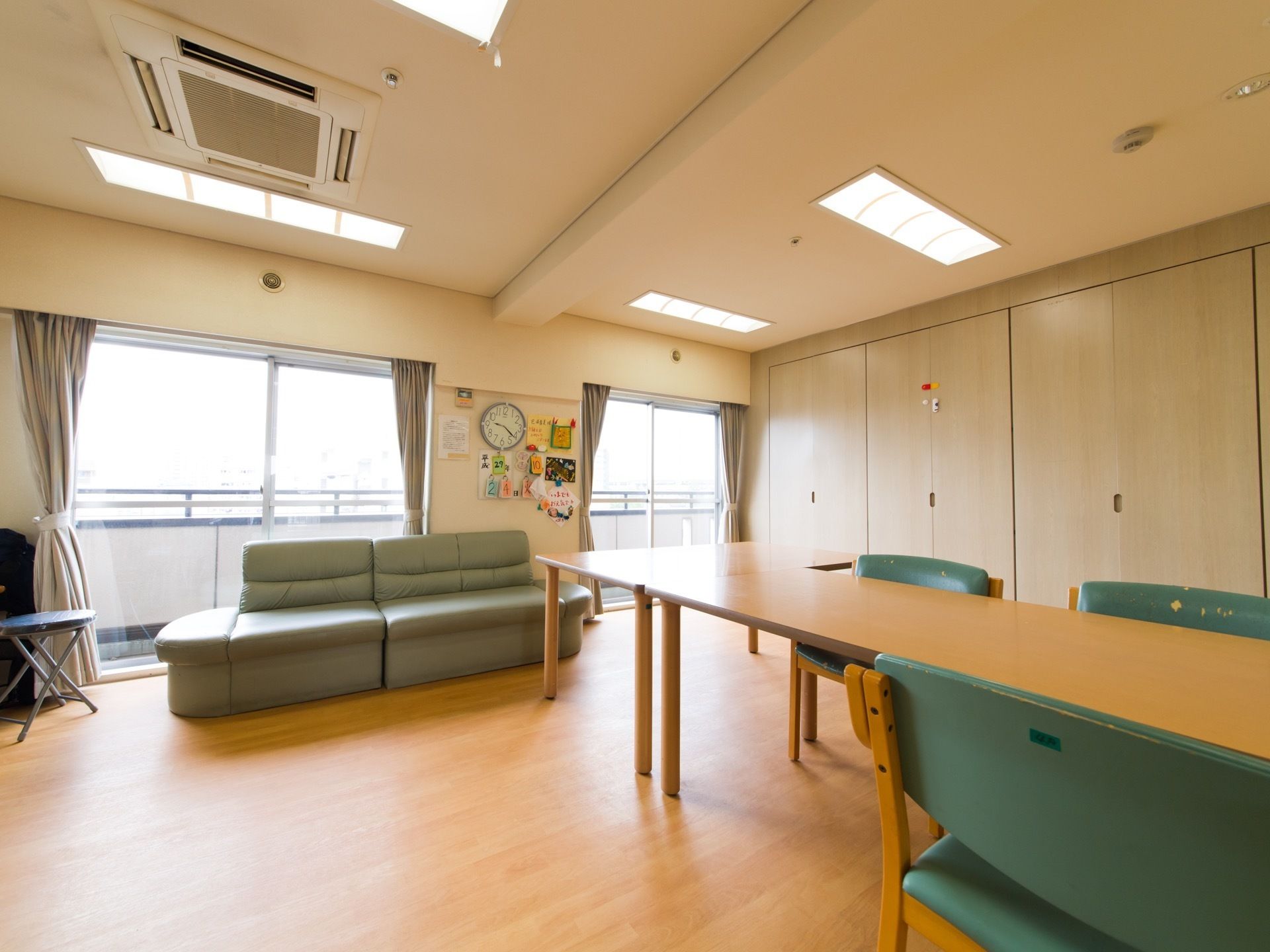 入居者様が自由に寛ぐスペースとして設けられている居間には、テーブルと椅子があり、他にゆったりと座れてソファーも用意し居心地良くしている。