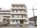 4階建ての建物で、外観は周囲の街並みと同調するような作りである。入り口横にはベンチが置かれ、建物正面に駐車場がある。