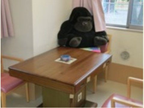福田憩いの家の喫煙室。施設内は喫煙者も禁煙者にも快適な環境となる分煙を採用しております。