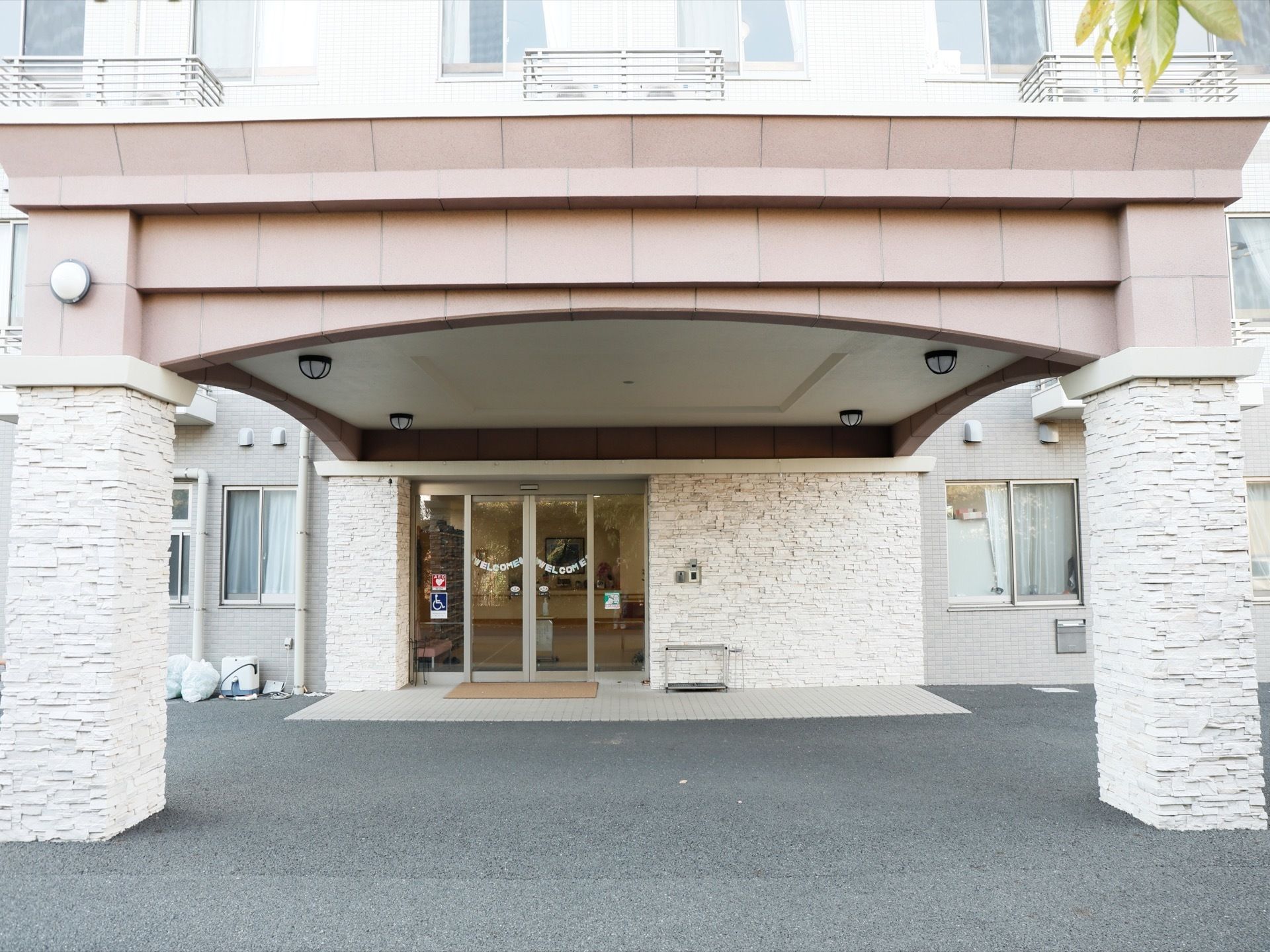 外玄関真正面である。大きな屋根が印象的な施設で、外から中まではフラットな床になっているので、出入りが楽である。