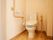 居室のトイレは白が基調で清潔感があり、非常用呼び出しブザーや手すりが完備されているので１人でも安心して利用ができる。
