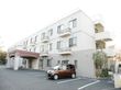 ３階建てマンション型の施設で、各部屋には窓、通気口が設置されている。外側には非常階段も設けられている。