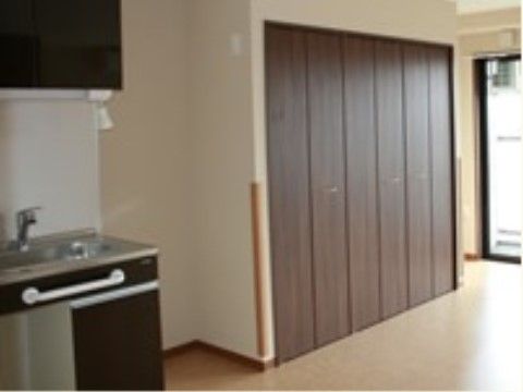 ガーデンハウス勝山のキッチン。日々の生活をそのまま続けていただける充実した居室環境を整えております。