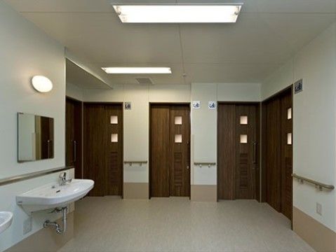 ガーデンハウス勝山の洗面。車いすでのご利用も楽に行える設計の洗面台です。広々としたスペースを確保しております。