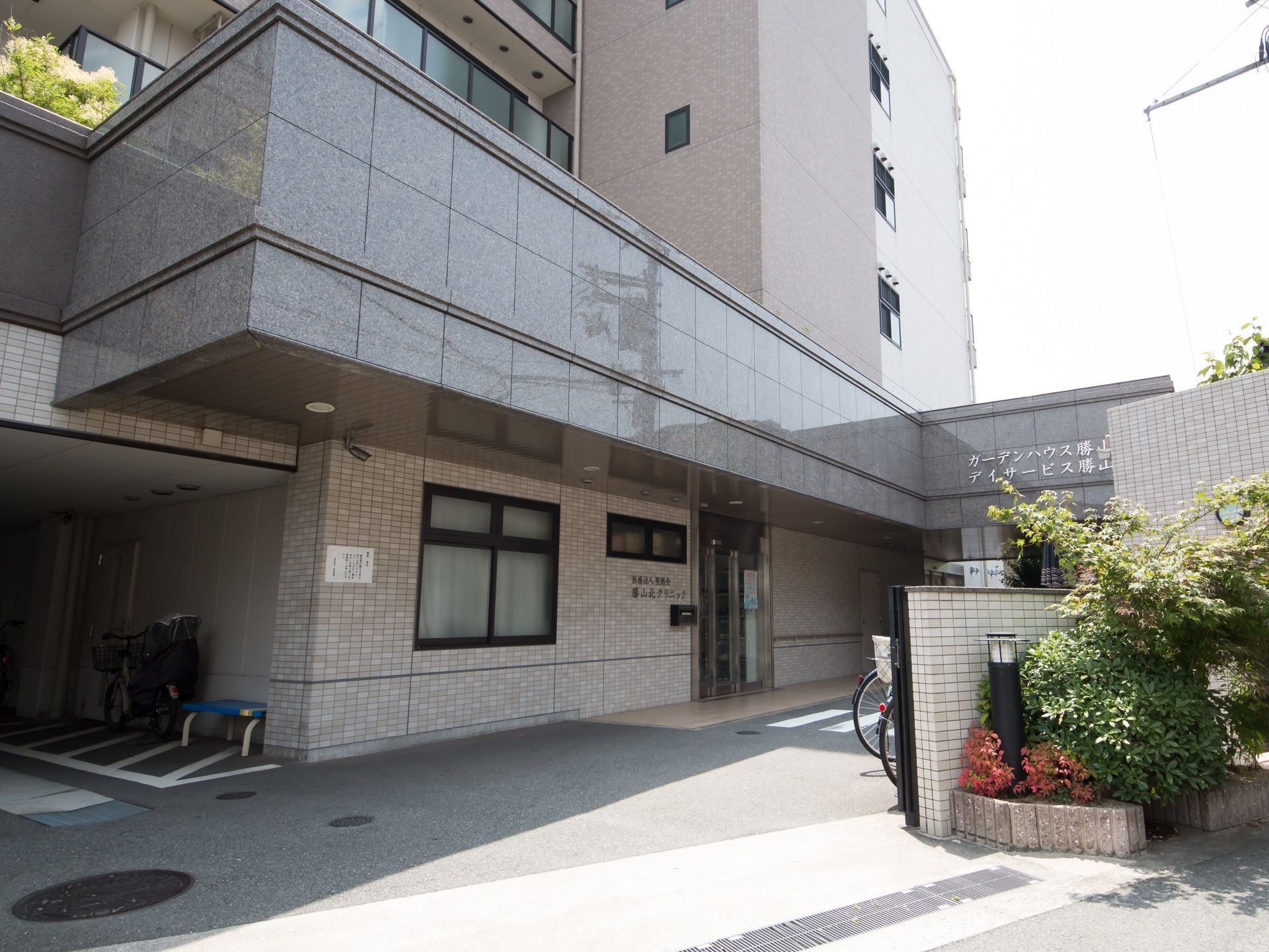大理石を用いた高級感あふれる外観。大きな建物で多数の入居が可能である。窓が多く設置されていて明るい印象を受ける。