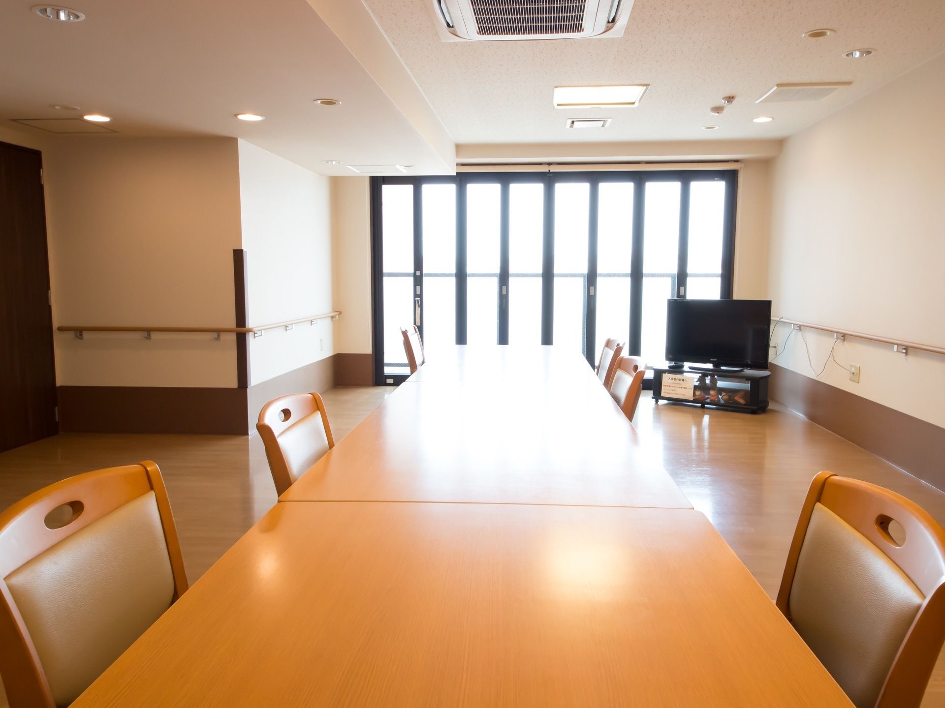 大きな窓から日光が差し込み、明るい雰囲気である。手すりがあり、高齢者の方でも安心してご利用いただける。