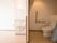 大きくスペースが確保されたトイレには、手すり、スタッフ呼び出し用のボタンが用意されている。トイレの外には、鏡と手洗い場が設置されている。