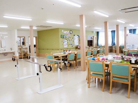 「シニアグランドホーム藤和の丘」デイサービスルーム。当施設に併設されているルームで、壁にはオシャレな飾り物が付けられている。
