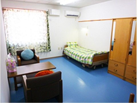 「アイホーム足利」居室。お部屋はお好きなようにデザインすることが可能です。