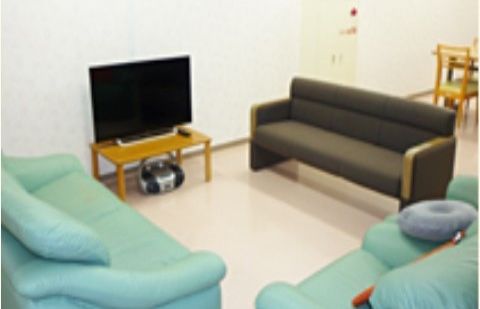 「アイホーム足利」談話室。テレビやソファがあるので、安心ですね。