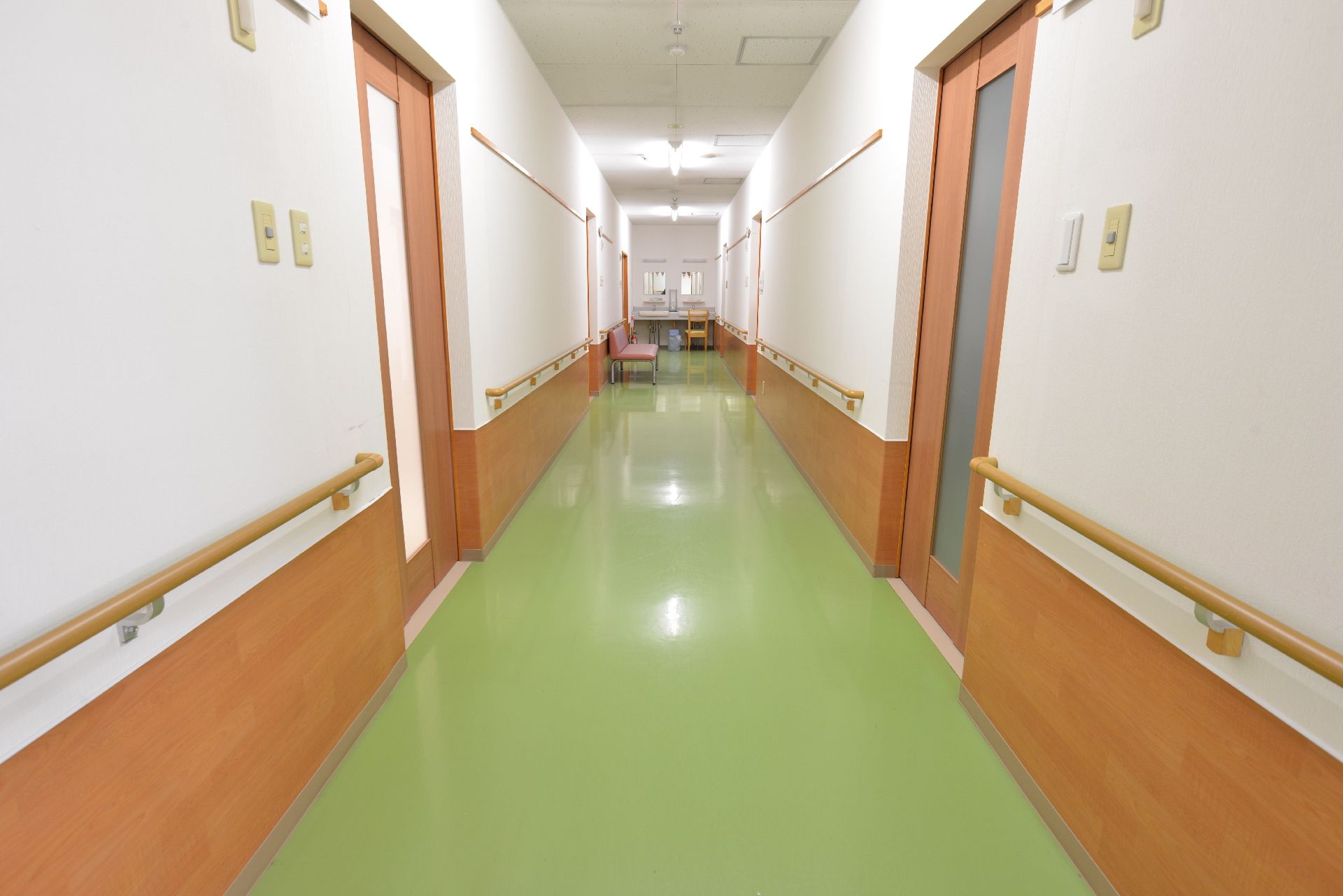 手すりが設置された幅の広い廊下