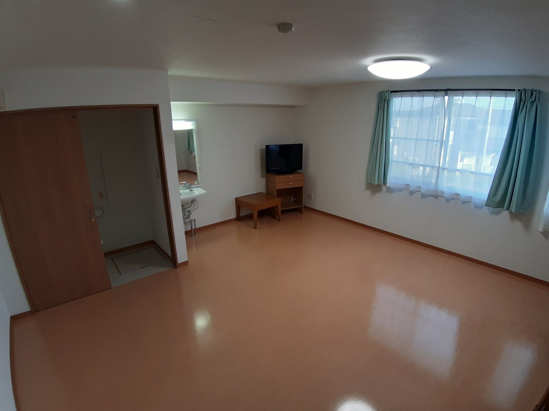 備え付けのテレビがある居室