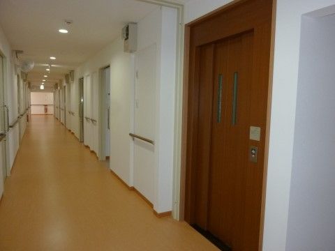 明るく清潔な廊下