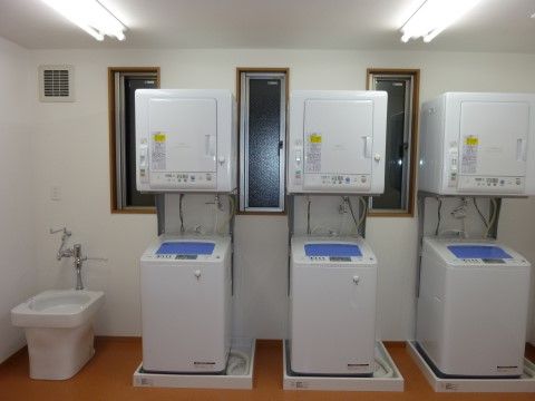 洗濯機が並ぶ居室