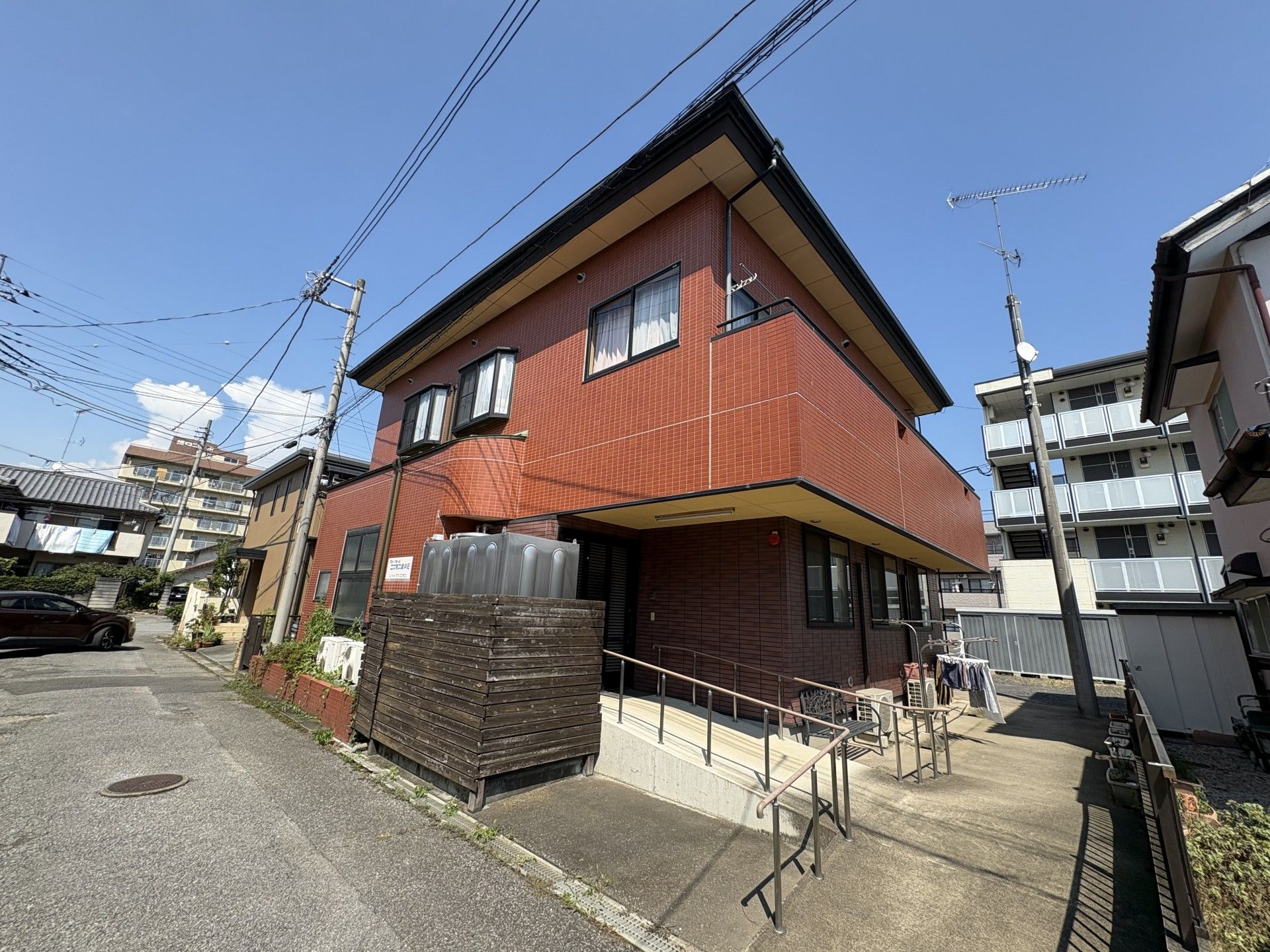赤い外壁の建物